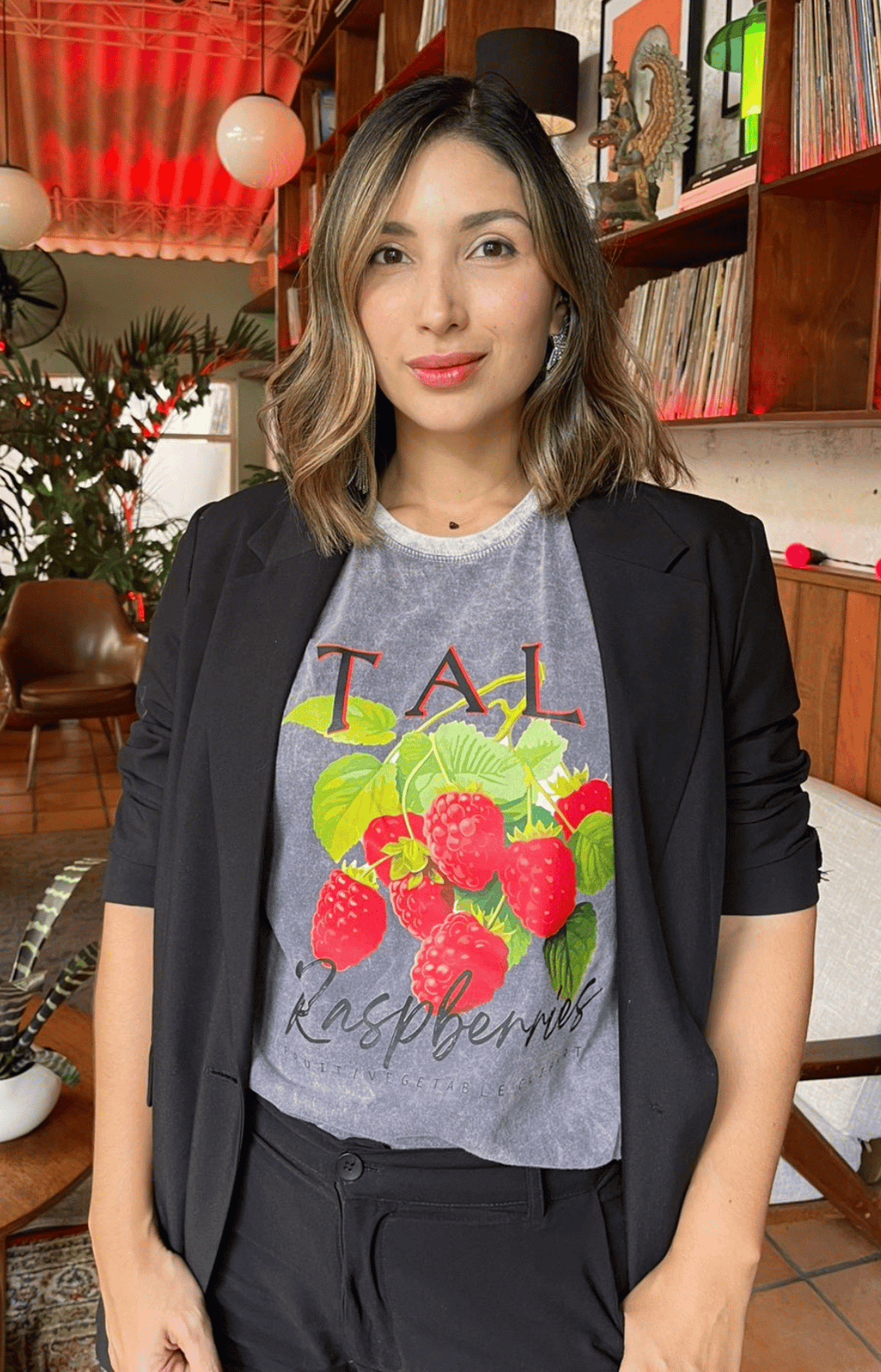 Camiseta de algodón estampada
Camiseta oversized de frutas
Moda casual 2024
Ropa de tendencia en Colombia
Camiseta de alta calidad para mujer
Camiseta de algodón gris oversized
Estampados de frutas tendencia