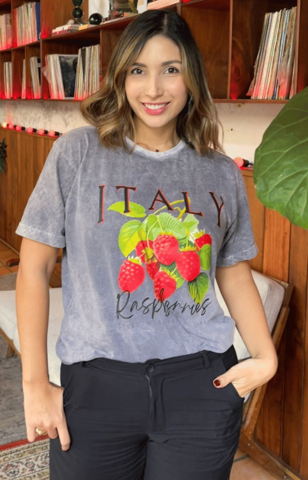 Camiseta de algodón estampada
Camiseta oversized de frutas
Moda casual 2024
Ropa de tendencia en Colombia
Camiseta de alta calidad para mujer
Camiseta de algodón gris oversized
Estampados de frutas tendencia