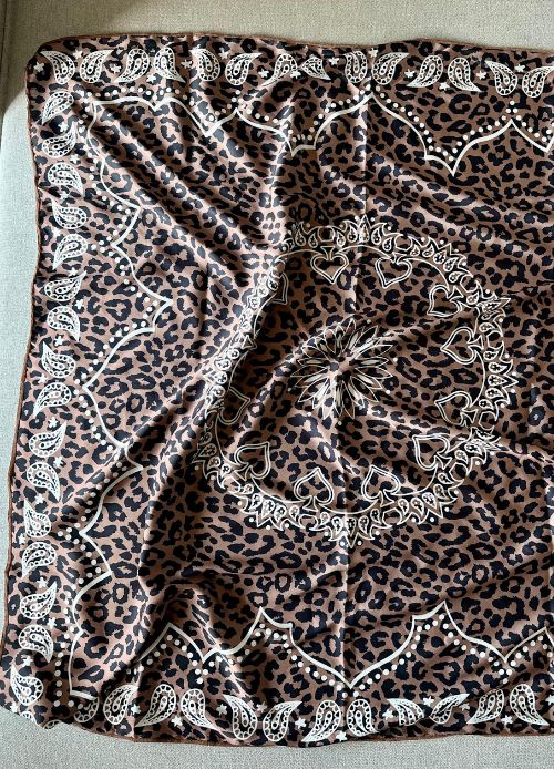 Pañoleta para mujer en seda animal print