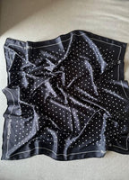 Pañoleta para mujer en seda Polka Dots Negra