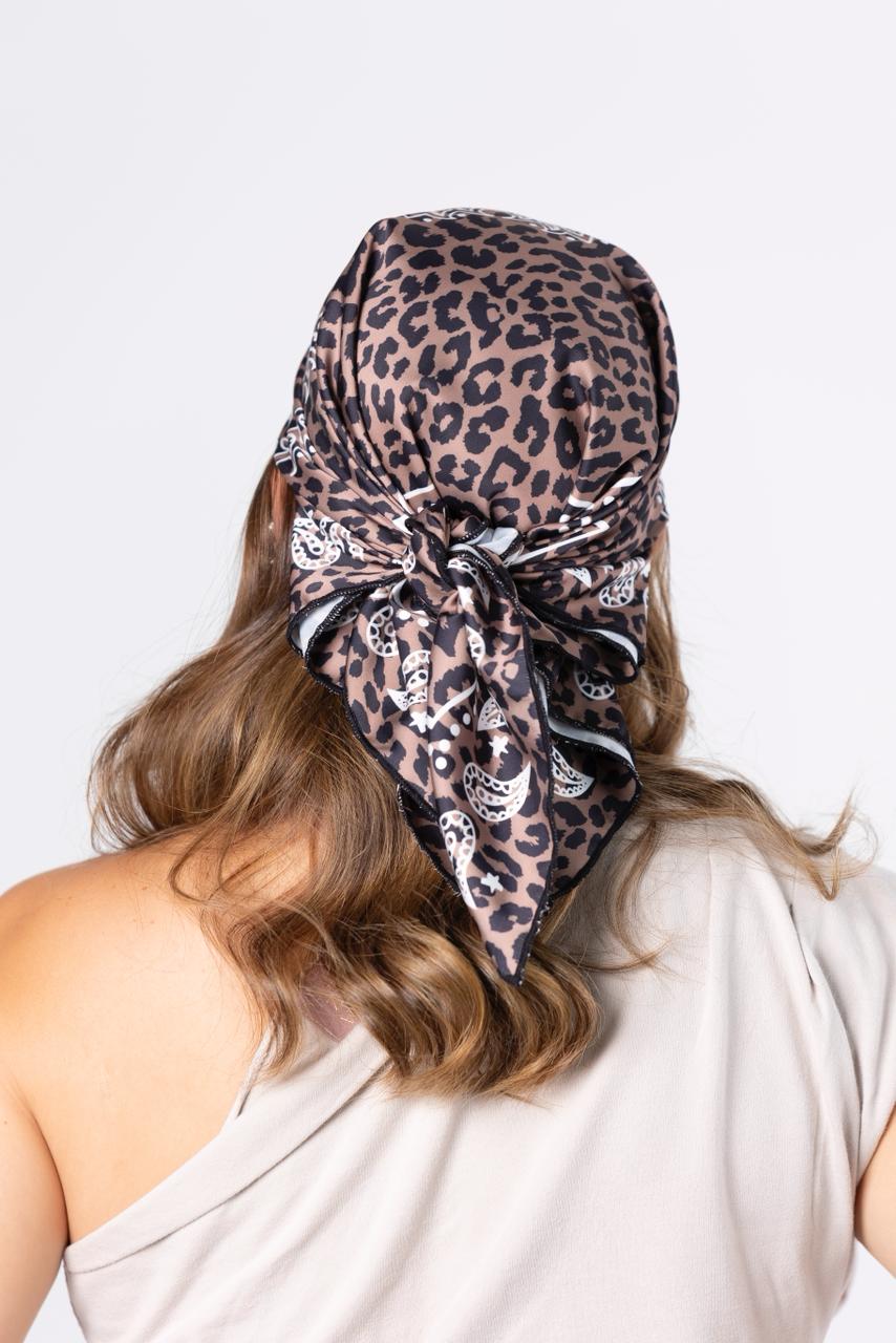Pañoleta para mujer en seda animal print