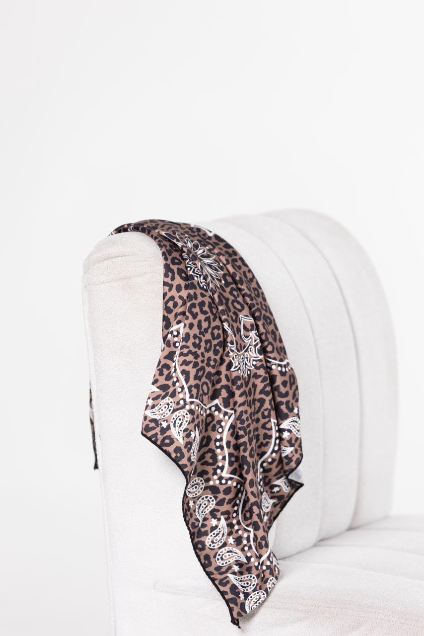 Pañoleta para mujer en seda animal print