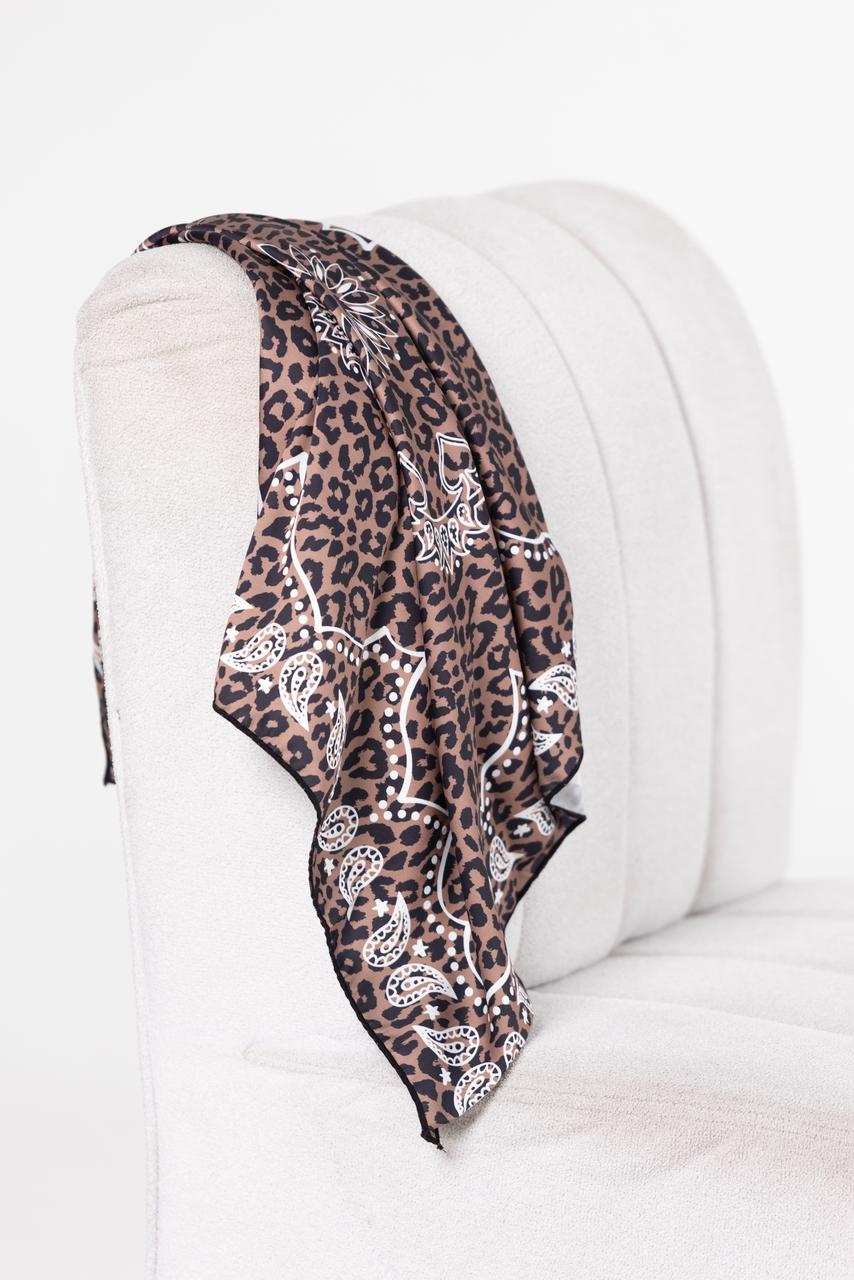 Pañoleta para mujer en seda animal print