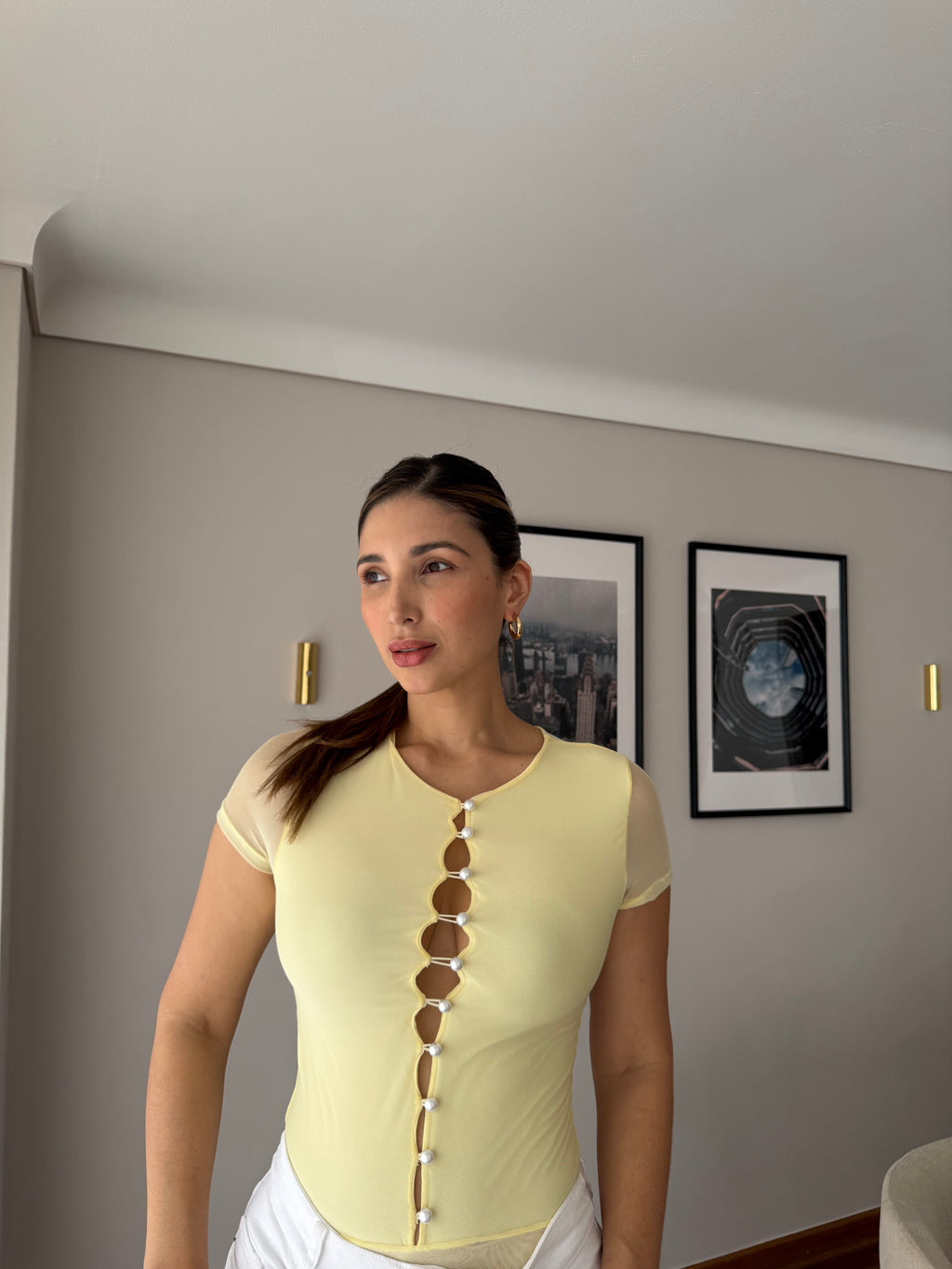 Detalle de la línea de botones al frente del body Luciana amarillo para mujer
