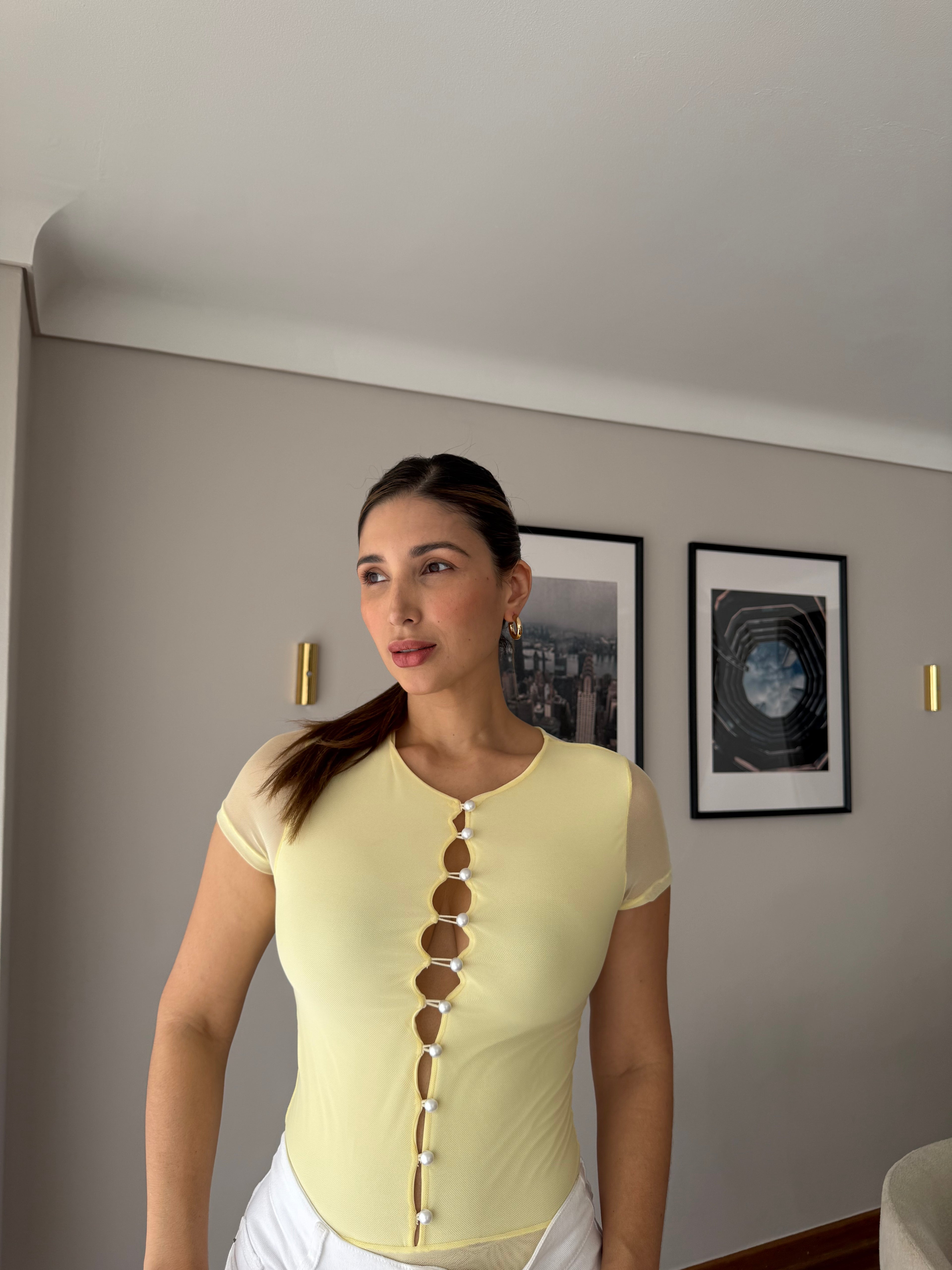 Detalle de la línea de botones al frente del body Luciana amarillo para mujer