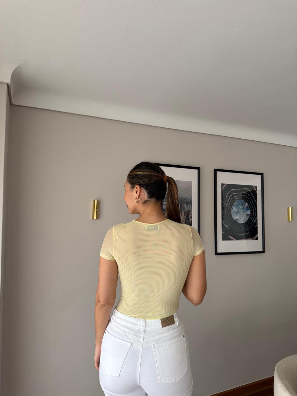 Body Luciana amarillo con mangas en malla para mujer, vista trasera con jean blanco