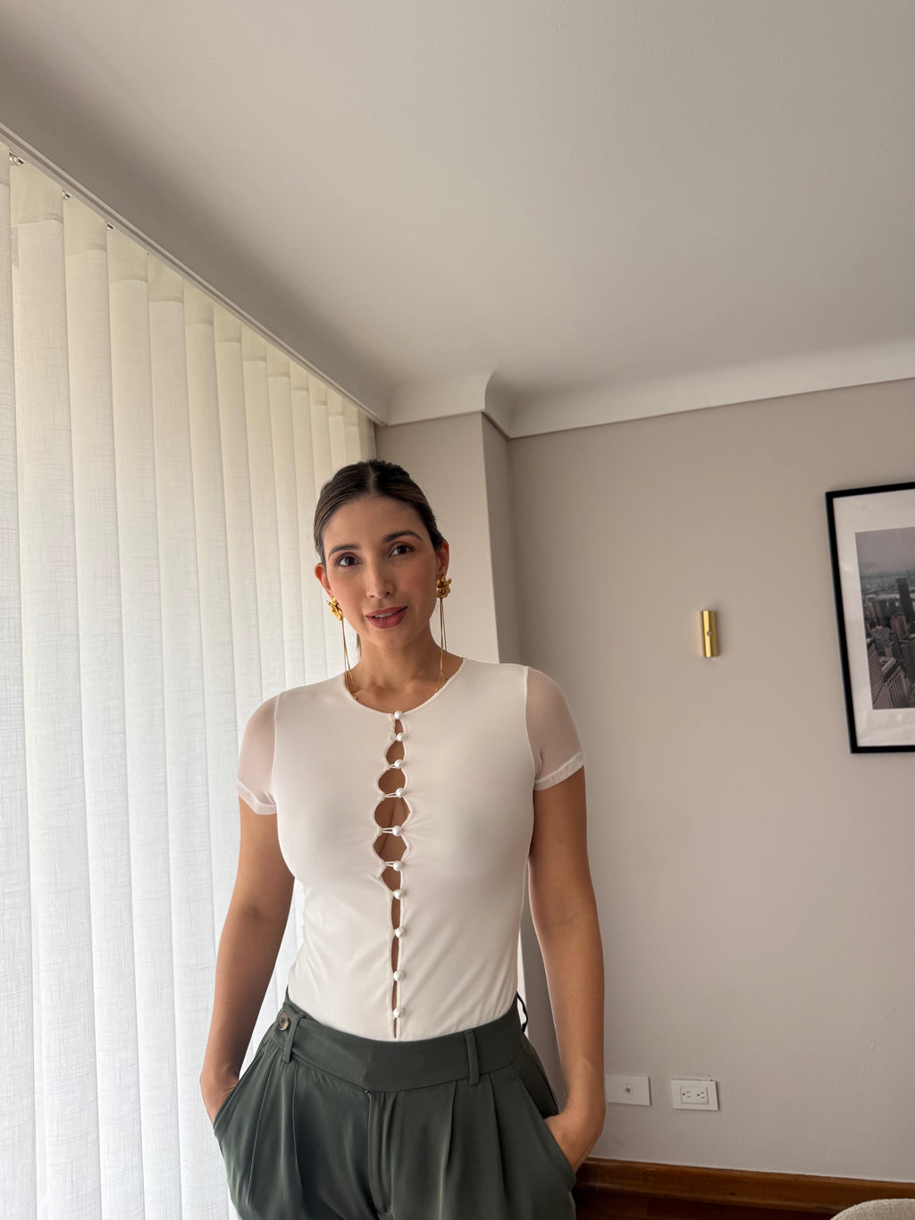 Mujer con body Luciana blanco con botones al frente y mangas en malla, combinado con pantalón verde oliva