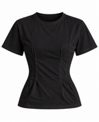 Camiseta entallada negra Alia para mujer sobre fondo blanco