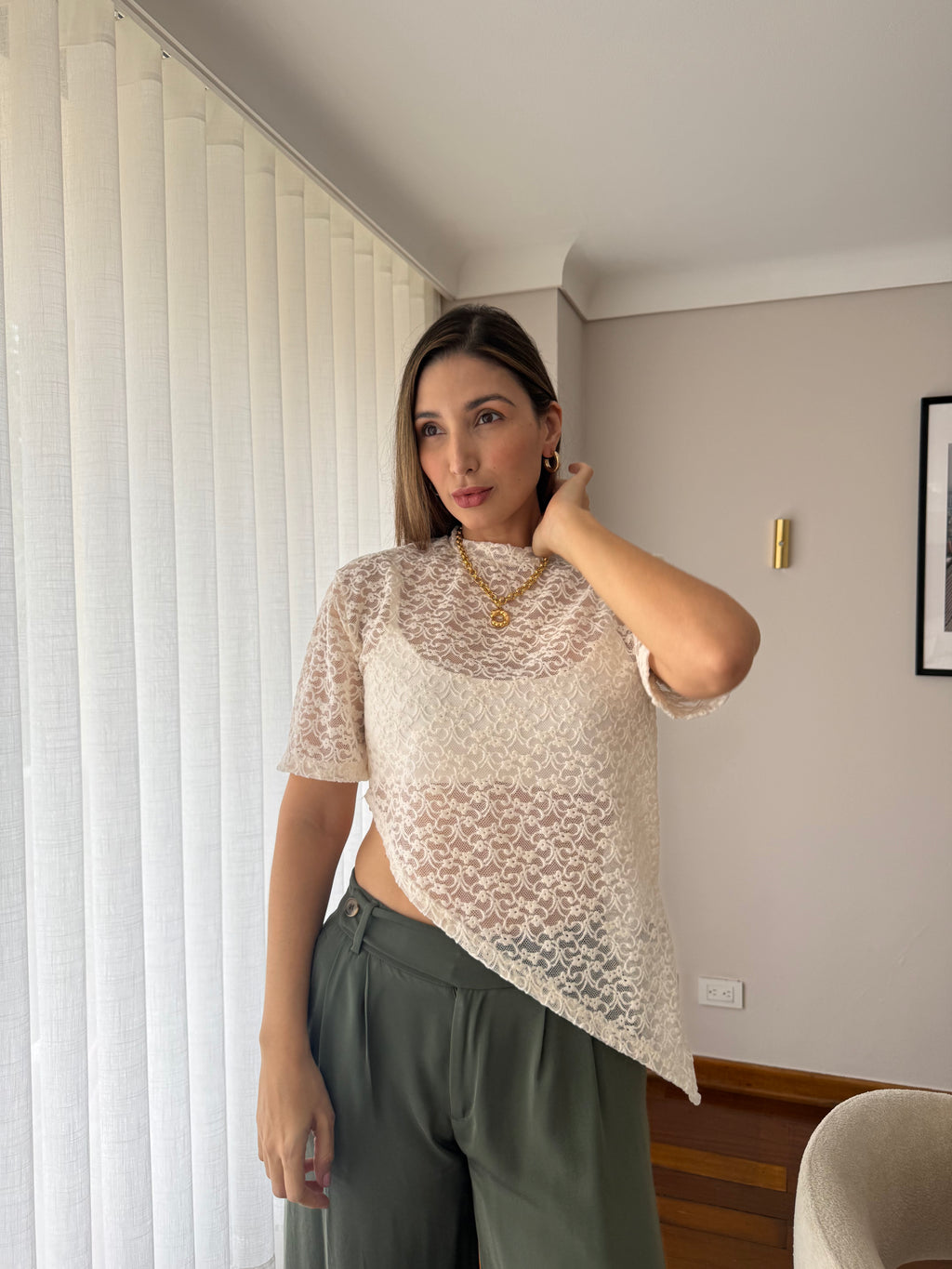 Detalle del encaje y el dobladillo asimétrico de la camiseta Mila blanca para mujer