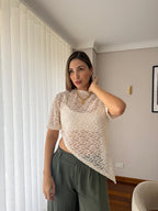 Detalle del encaje y el dobladillo asimétrico de la camiseta Mila blanca para mujer