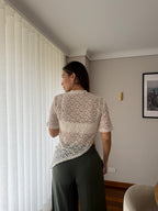 Camiseta Mila blanca de encaje para mujer, vista trasera con dobladillo en diagonal