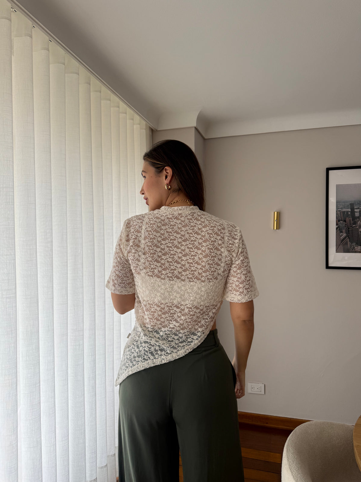 Camiseta Mila blanca de encaje para mujer, vista trasera con dobladillo en diagonal