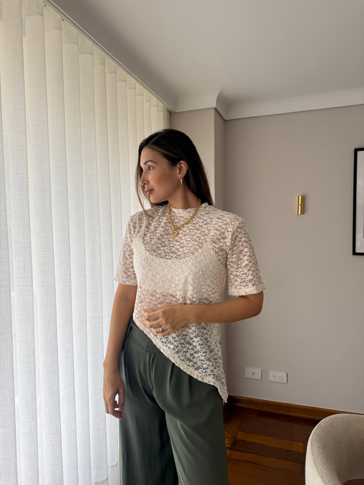 Look con camiseta Mila blanca de encaje manga corta y pantalón verde oliva de tiro alto