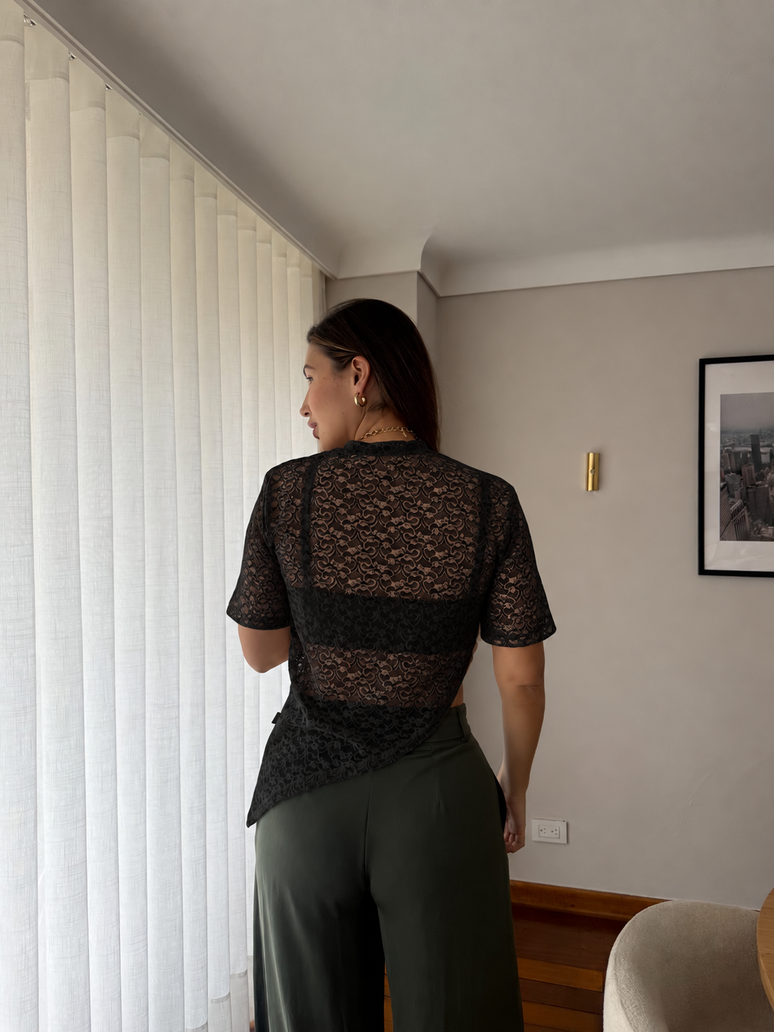Camiseta Mila negra de encaje para mujer, vista trasera con pantalón verde oliva