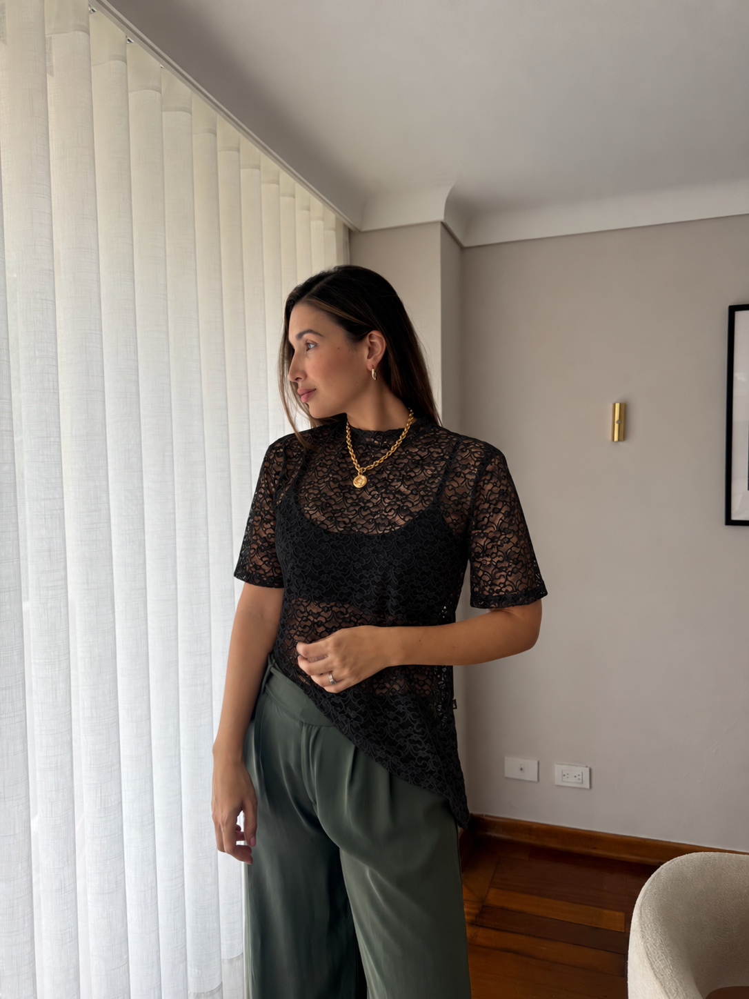 Look con camiseta Mila negra de encaje manga corta, collar dorado y pantalón verde oliva de tiro alto