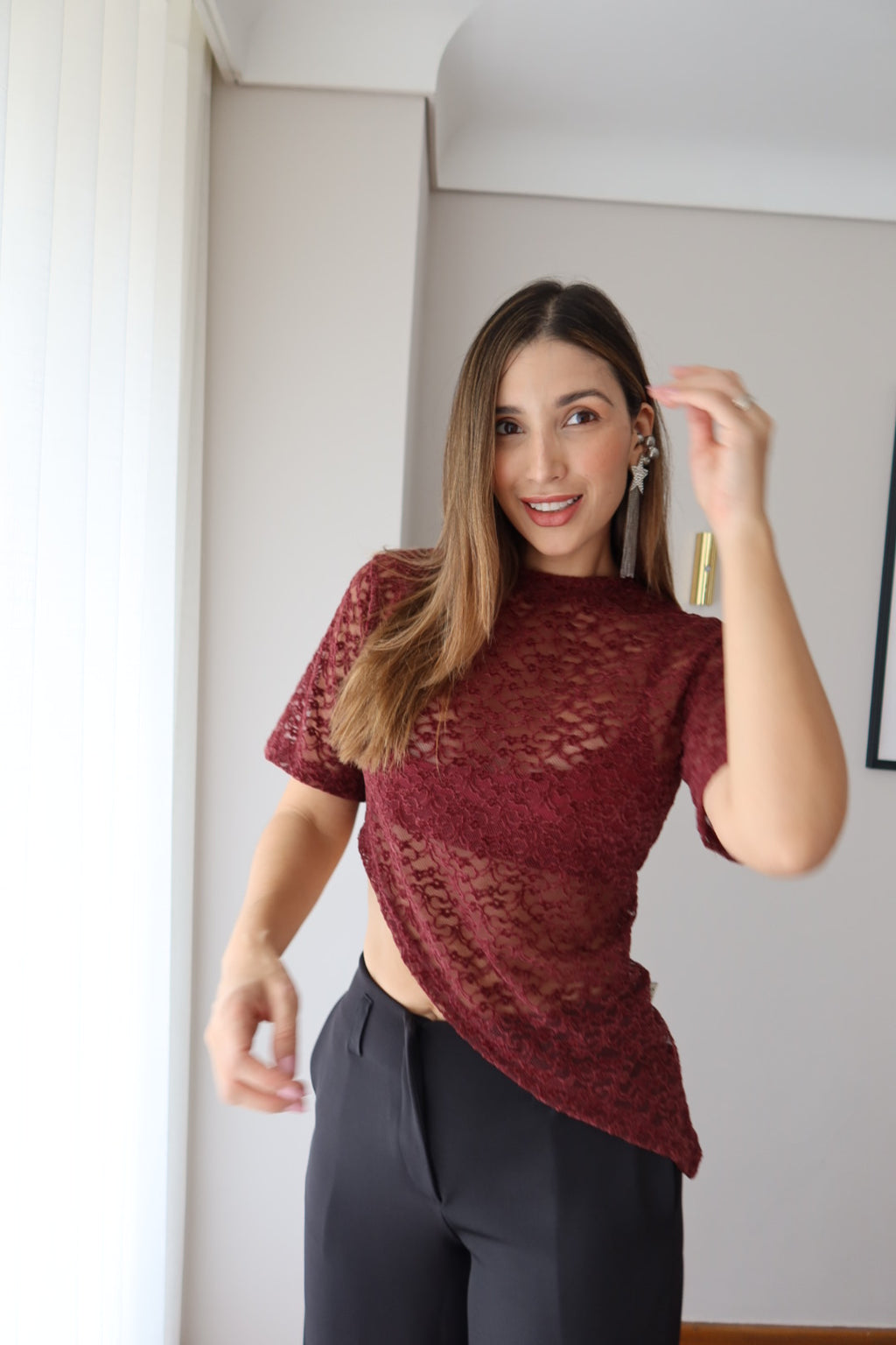 Mujer con camiseta Mila vinotinto de encaje y dobladillo asimétrico, foto de cuerpo completo