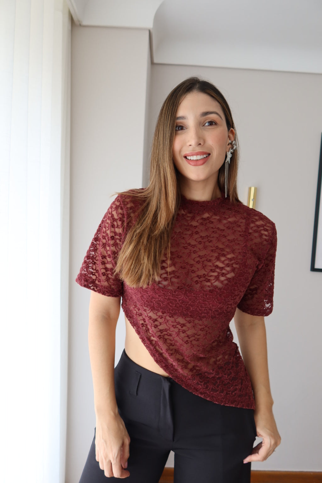 Look con camiseta Mila vinotinto de encaje manga corta y pantalón negro de tiro alto