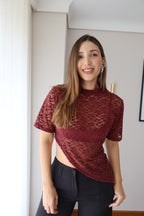 Look con camiseta Mila vinotinto de encaje manga corta y pantalón negro de tiro alto