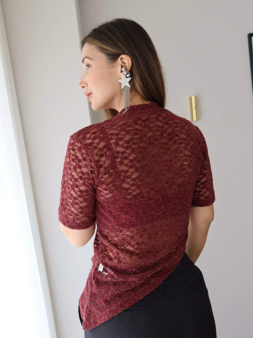 Camiseta Mila vinotinto de encaje para mujer, vista trasera y de perfil