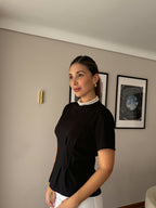 Camiseta negra Alia entallada para mujer, vista de perfil