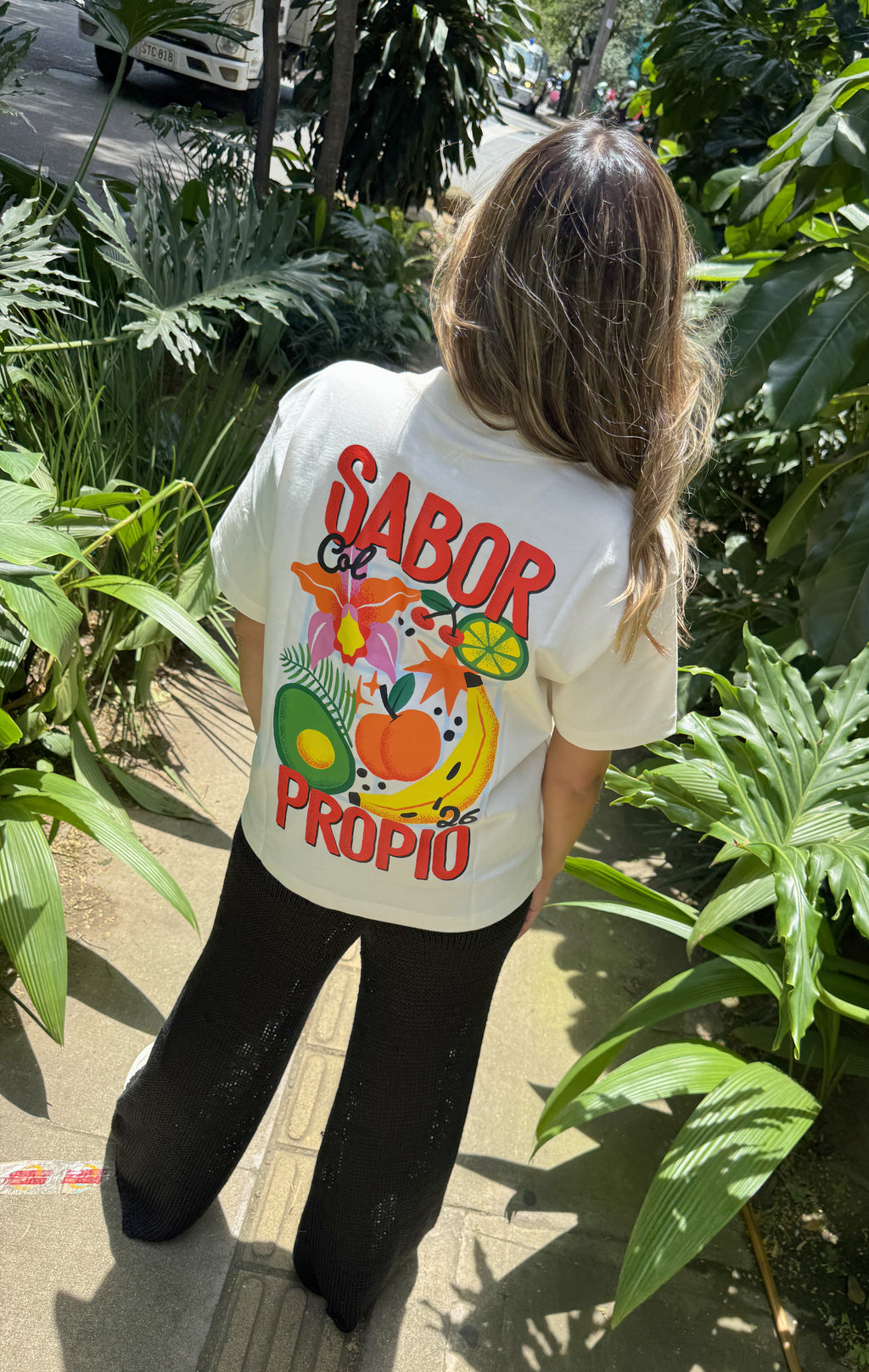 Camiseta Sabor Propio blanca con ilustración de frutas tropicales colombianas