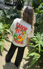 Camiseta Sabor Propio blanca con ilustración de frutas tropicales colombianas