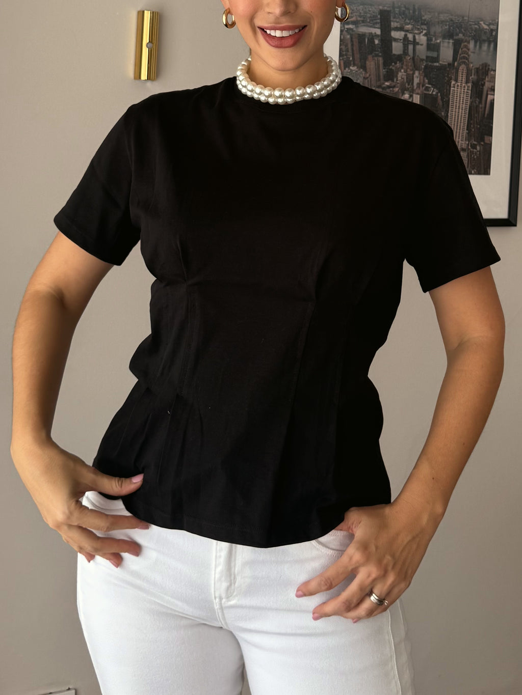 Detalle de las pinzas al frente de la camiseta entallada negra Alia para mujer