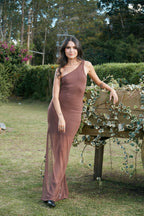 Vestido one-shoulder café Serena