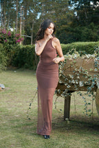 Vestido one-shoulder café Serena