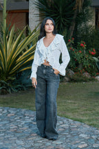 Camisa blanca de boleros anudada al frente Boho