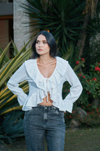 Camisa blanca de boleros anudada al frente Boho