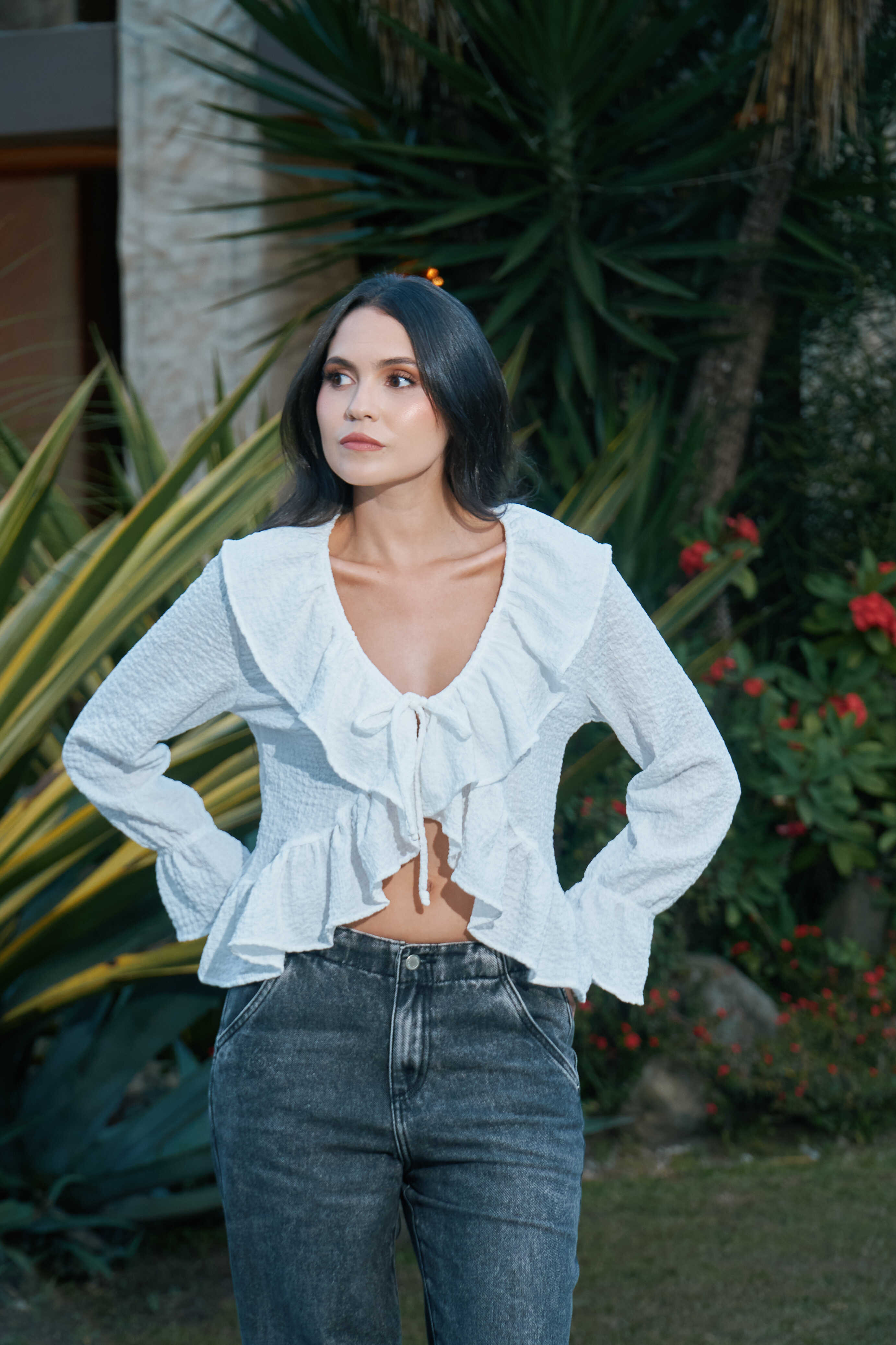 Camisa blanca de boleros anudada al frente Boho