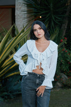 Camisa blanca de boleros anudada al frente Boho