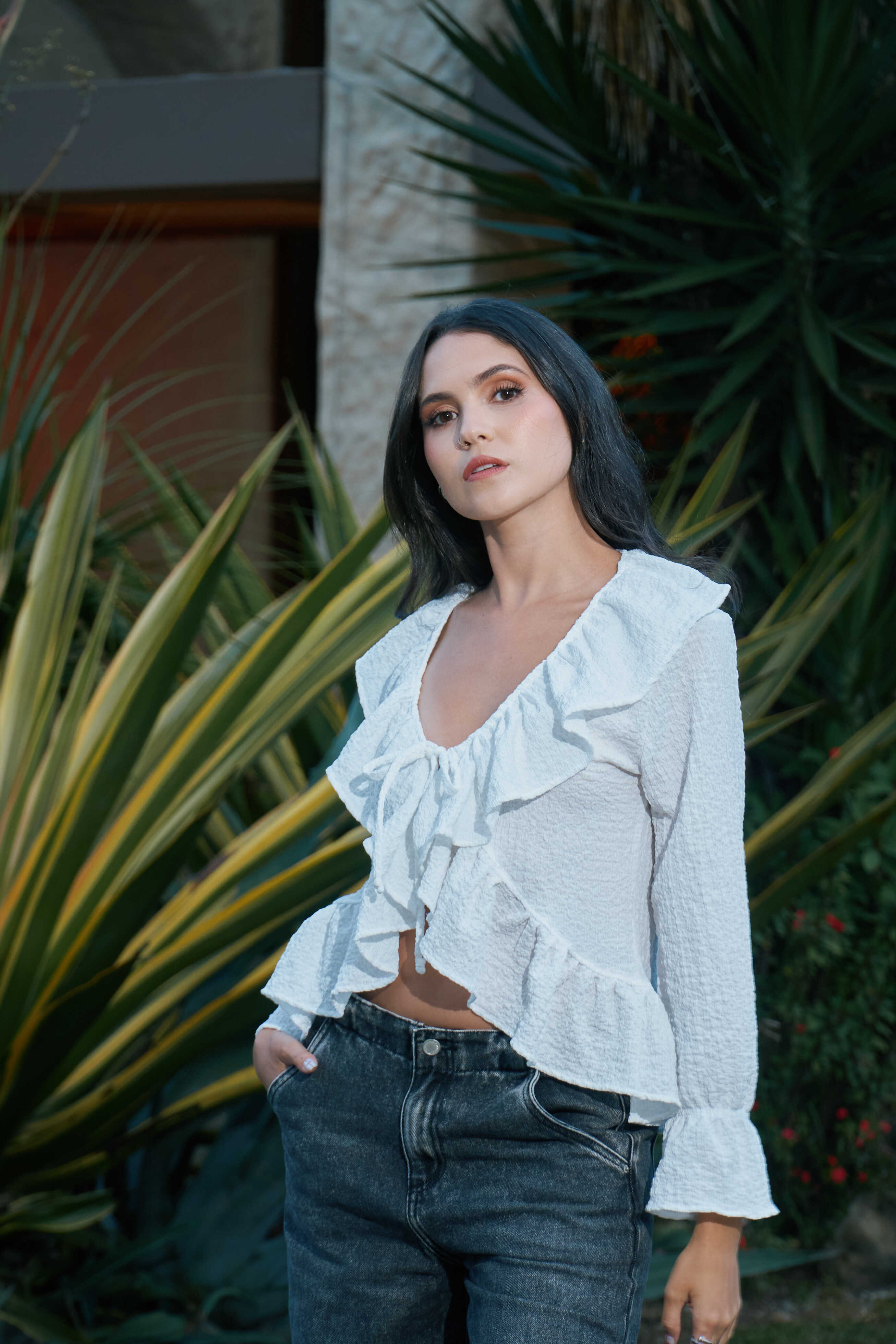 Camisa blanca de boleros anudada al frente Boho