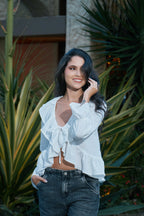 Camisa blanca de boleros anudada al frente Boho